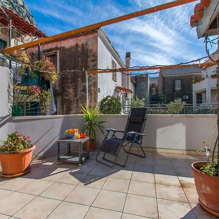 Terrace * Omis